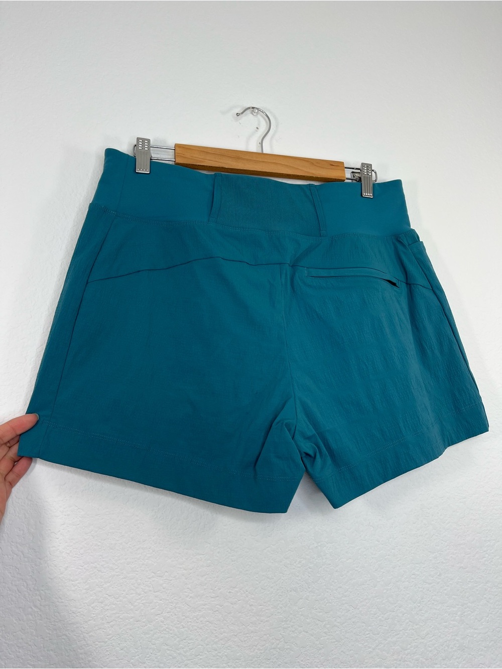 Athleta Women's Trekkie North Short Borealis Green Teal size 10 - Picture 2 of 7
